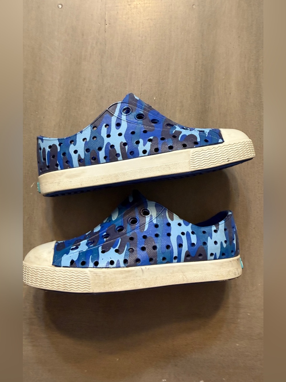 Native Jefferson boys blue camo shoes 7c NO BOX